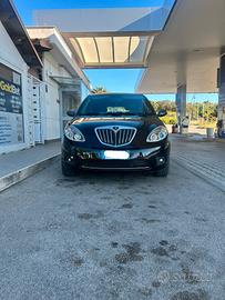 Lancia ypsilon , allestimento momo design