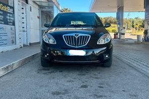 Lancia ypsilon , allestimento momo design