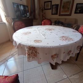 tovaglia da tavola ovale con fiori 