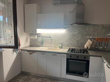 Cucina completa di elettrodomestici