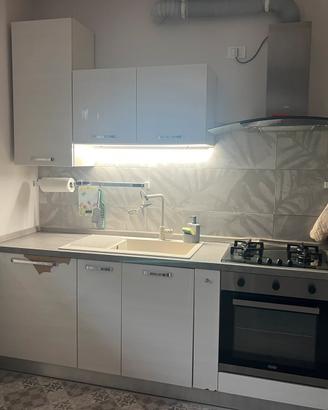 Cucina completa di elettrodomestici