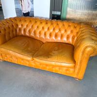 Divano in pelle motivo chesterfield