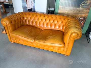 Divano in pelle motivo chesterfield
