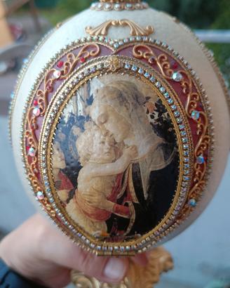 raffinato uovo di struzzo decorato con presepe