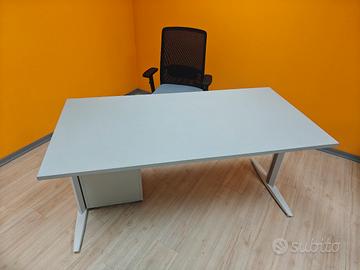 Postazione scrivania operativa completa