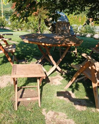tavolo, sedute e tavolino in legno