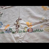 tovaglietta pasquale vintage ricamata a mano