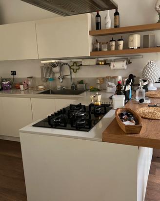 cucina completa di elettrodomestici usata