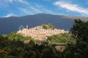 Appartamento ristrutturato in piccolo borgo