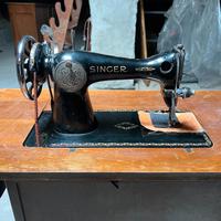Tavolo da cucito con macchina da cucire Singer