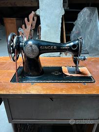 Tavolo da cucito con macchina da cucire Singer