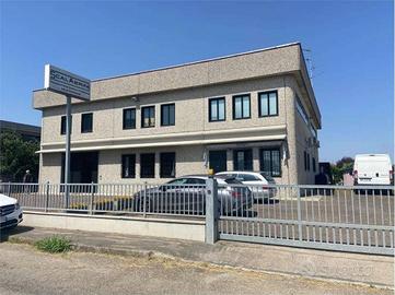 Immobile di 575 m² con 4 locali a Reggio Emilia