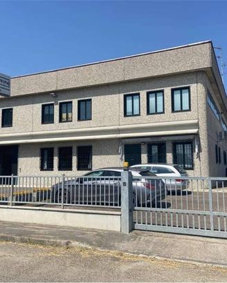 Immobile di 575 m² con 4 locali a Reggio Emilia