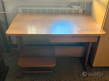 Scrivania in legno