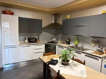 Cucina Angolare Moderna "Veneta Cucine"