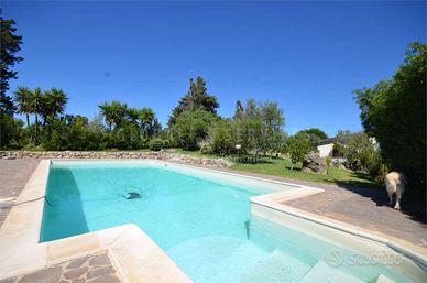 Villa con piscina e dependance