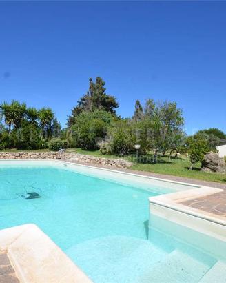 Villa con piscina e dependance