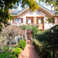 VILLA A SCHIERA A ROZZANO