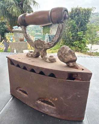 Ferro da stiro antico a carbone fine 800