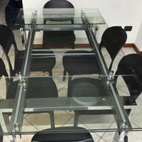 Tavolo in vetro e metallo - robusto ed elegante