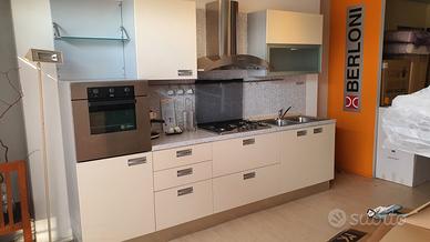 Cucina lineare 3 mt. BERLONI NUOVA laccata panna