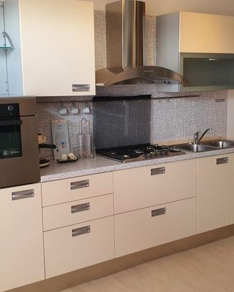 Cucina lineare 3 mt. BERLONI NUOVA laccata panna