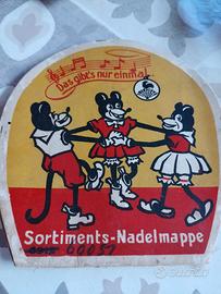 Pubblicità anni 30 Micky Mouse porta aghi cucito