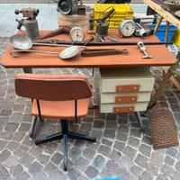 Scrivania e sedia simil olivetti