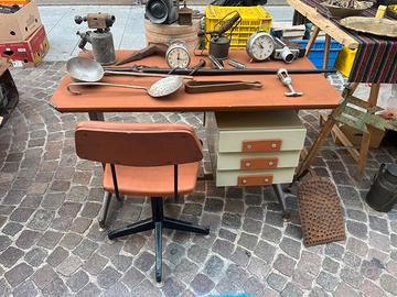 Scrivania e sedia simil olivetti