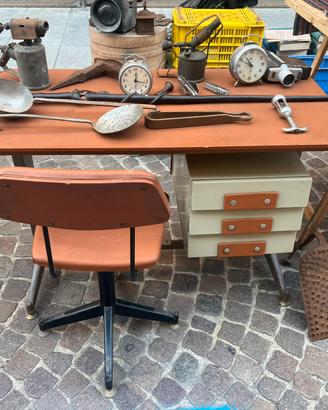 Scrivania e sedia simil olivetti