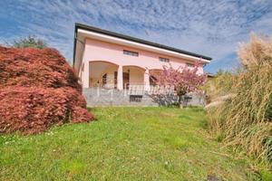 VILLA UNIFAMILIARE LIBERA SU QUATTRO LATI CON 2700