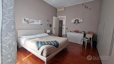 Letto, comodini e cassettiera coordinati