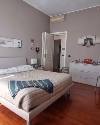 Letto, comodini e cassettiera coordinati
