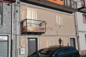 Casa su tre livelli