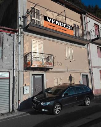 Casa su tre livelli