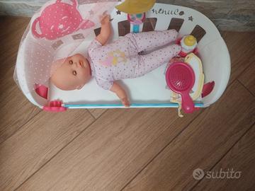 bambola con culla e accessori