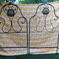 Letti antichi in ferro battuto ricciolati dell'800