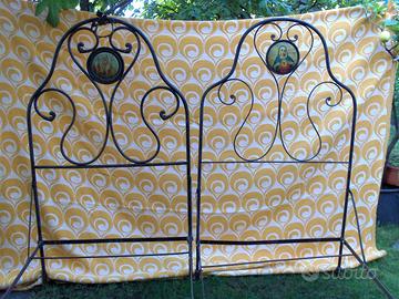 Letti antichi in ferro battuto ricciolati dell'800