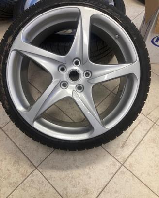 Ferrari FF 4 cerchioni con gomme 285 e 235/35/20