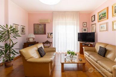 Ampio quadrilocale con box auto