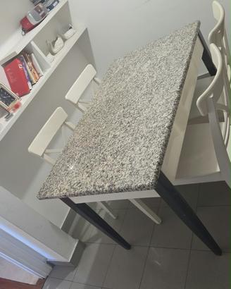 Tavolo in marmo con 4 sedie legno