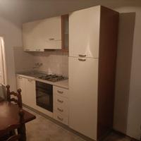 Cucina con elettrodomestici