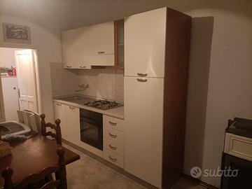 Cucina con elettrodomestici