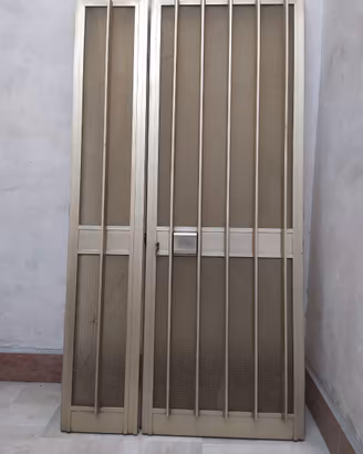 Porta da esterno in alluminio anodizzato.