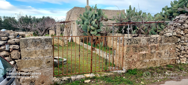 Liama salentina con terreno e cisterna