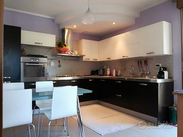 Cucina in laccato bianco e wenge