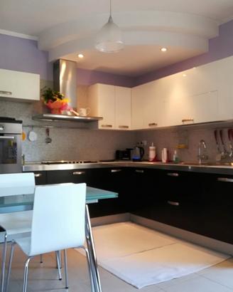 Cucina in laccato bianco e wenge