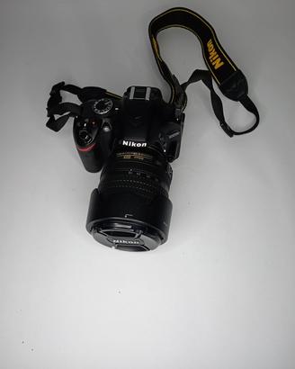 Reflex digitale Nikon D3200 con un obiettivo AF-S 