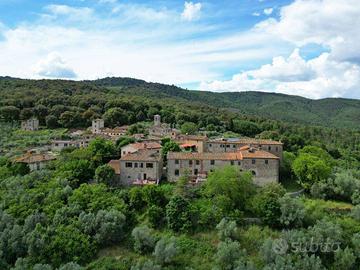 Rustico / Casale di 330 m² con più di 5 locali e b