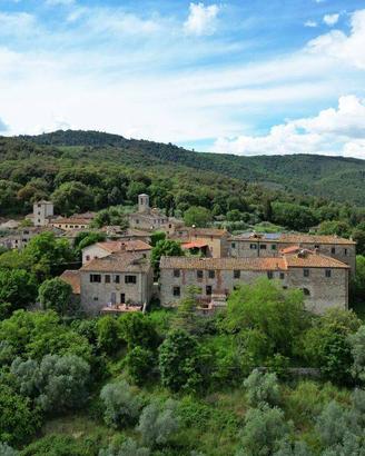 Rustico / Casale di 330 m² con più di 5 locali e b